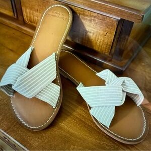 Abercrombie & Fitch Cream and White Sandals with Criss-Cross Design slides shoes